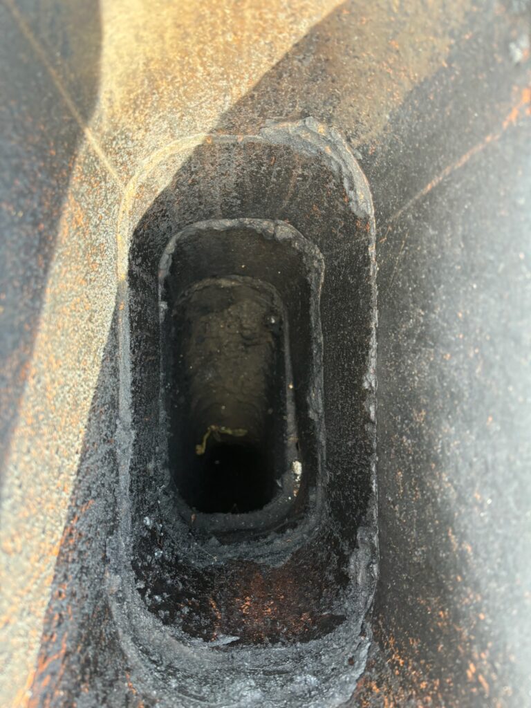 Ramonage Chelles - Conduit de cheminée présentant une accumulation de suie avant un ramonage professionnel.