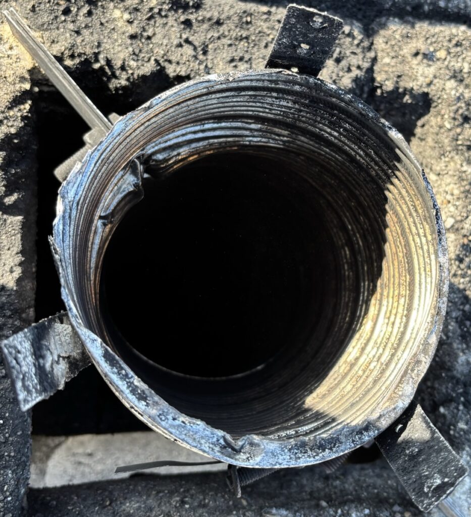 Ramonage Chelles - Conduit de cheminée propre après un débistrage complet effectué par un ramoneur