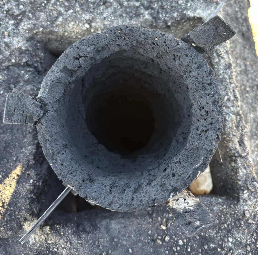 Ramonage Chelles - Conduit de cheminée obstrué avant un ramonage professionnel.