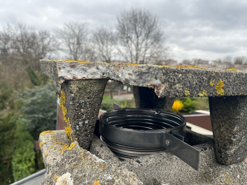 Ramonage Chelles - Conduit de cheminée récemment rénové, avec un chapeau en mauvais état nécessitant une réparation.