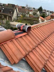 Couvreur Claye-Souilly - Installation d’un faîtage neuf pour assurer l’étanchéité d’une toiture.