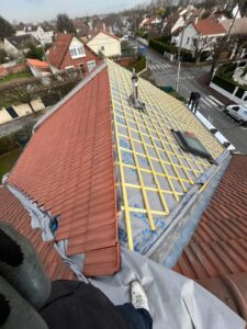 Couvreur Claye-Souilly - Mise en place d’un isolant thermique sous une toiture en rénovation.