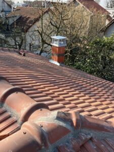 Couvreur Claye-Souilly - Toiture rénovée avec pose d’une sortie de cheminée pour un fonctionnement optimal du chauffage.