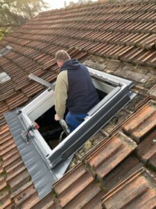 Couvreur Claye-Souilly - Installation d’une fenêtre de toit Velux pour apporter plus de lumière naturelle dans les combles.