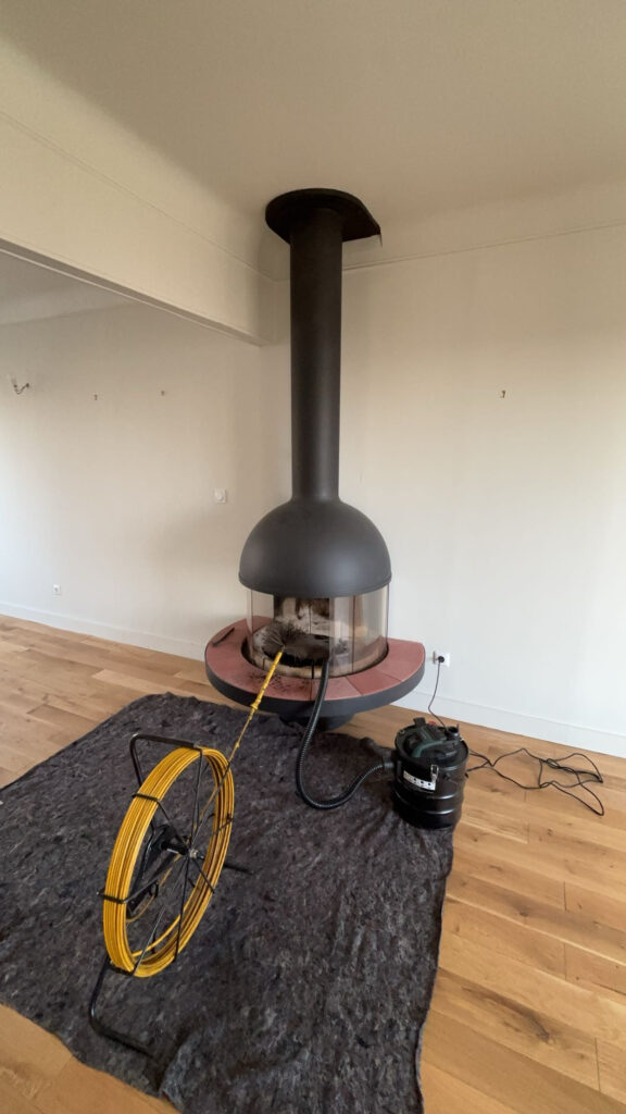 Ramonage Chelles - Un ramoneur effectue un ramonage par le bas pour nettoyer efficacement un conduit de cheminée.