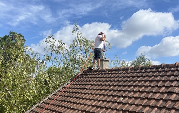 Ramonage Chelles – Entretien de toiture et ramonage de cheminée pour garantir une bonne évacuation des fumées.