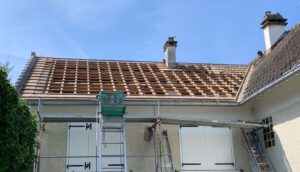 Couvreur Claye-Souilly - Rénovation complète d’une toiture avec remplacement des tuiles et renforcement de la charpente.