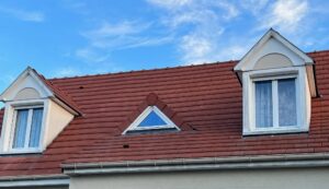 Couvreur Claye-Souilly - Toiture entièrement rénovée avec tuiles neuves sur une maison individuelle.