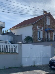 Couvreur Claye-Souilly - Rénovation de la couverture d’une maison avec remplacement des tuiles et isolation.