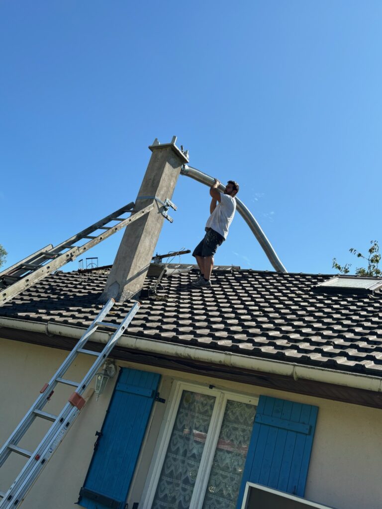 Ramonage Chelles - Mise en place d’un tubage de cheminée en cours d’installation pour améliorer la sécurité et le tirage.